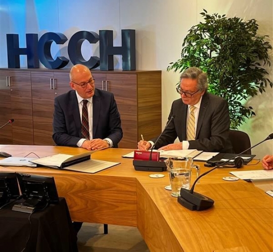 Embajador A. Terán depositó instrumentos de ratificación en la HCCH Embajador A. Terán depositó instrumentos de ratificación en la HCCH